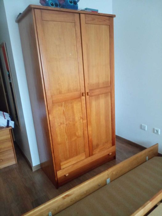 Mobilia (cama + Armários) em Pinho maciço