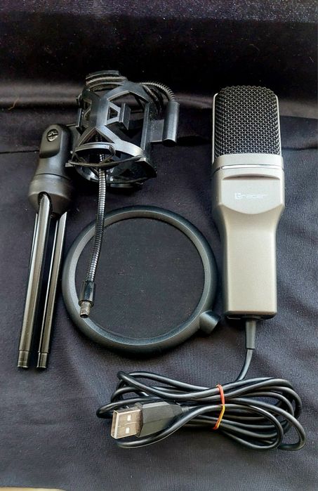Na sprzedaż mikrofon ze stojakiem i z siatką do  tłumienia dźwięku