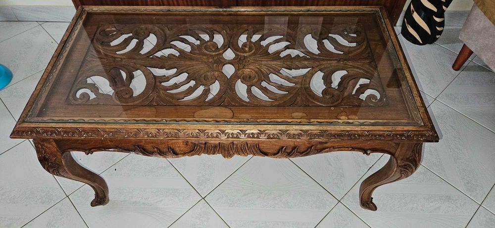 Mesa de madeira trabalhada de alta qualidade