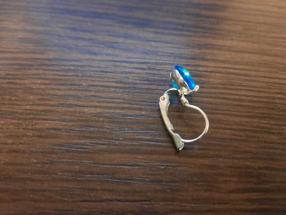 Одна сережка с голубым камушком серьги бижутерия