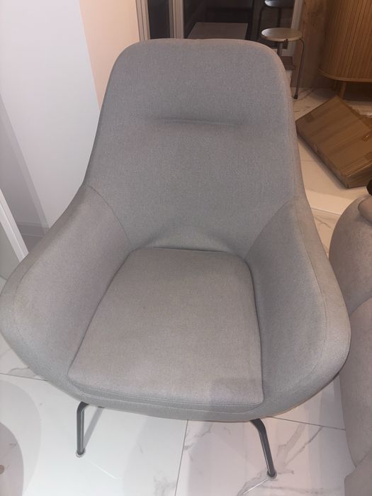 Szary fotel na czarnych nóżkach