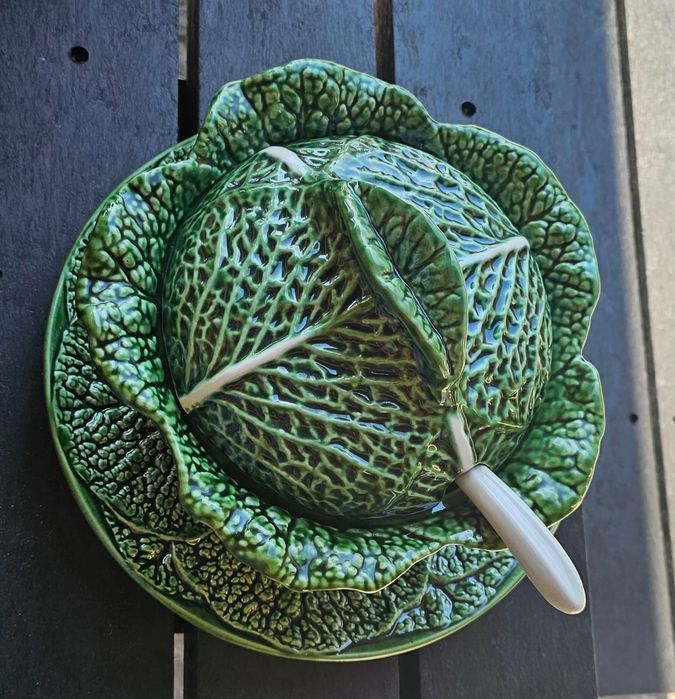 Conjunto de loiças de cor verde. Para colocar sopas ou outras