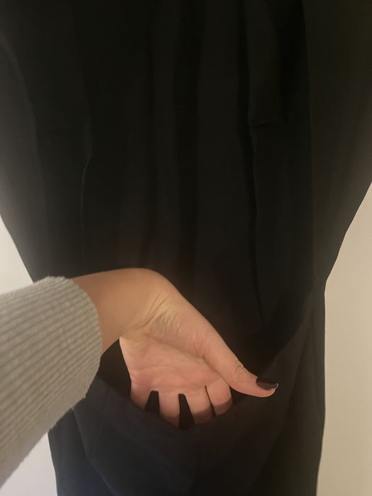 Sukienka odkryte plecy elegancka mala czarna
