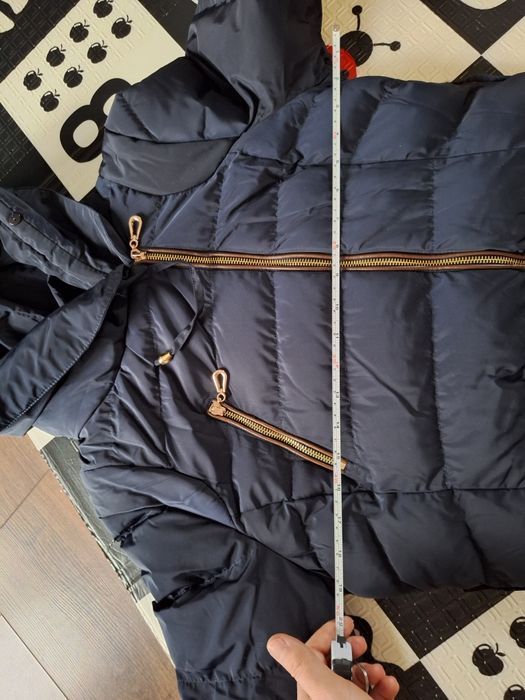 Granatowa kurtka zimowa z zamkami