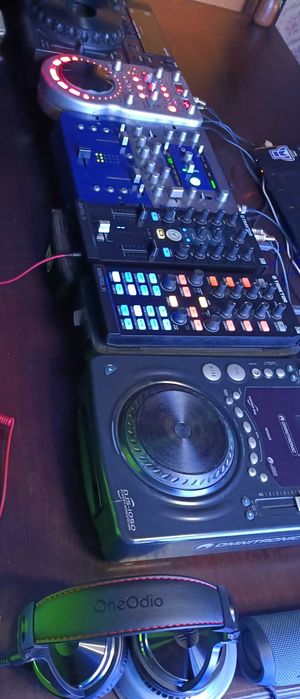 Serviços de DJ com material de som