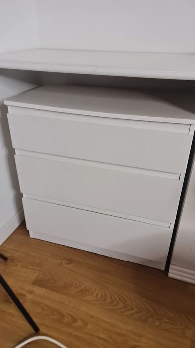 Vende-se cômoda com 3 gavetas