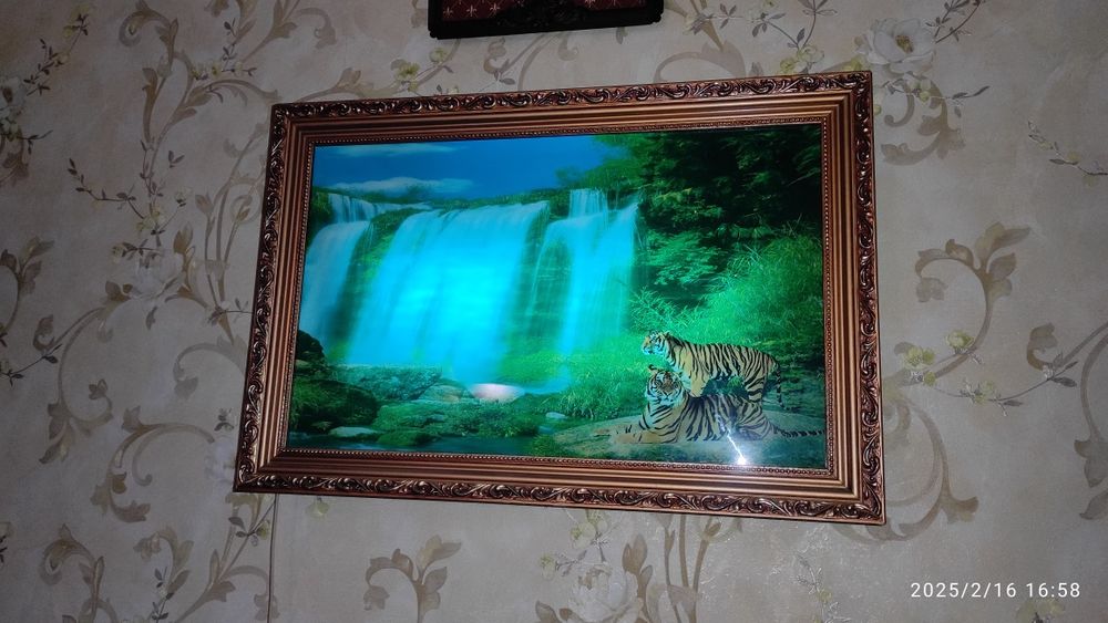 Картина светится,шум водопада и пение птиц