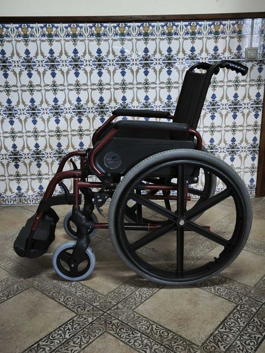 Cadeira de Rodas Dobrável e Leve (Assento 45x45) – Cor Bordeaux