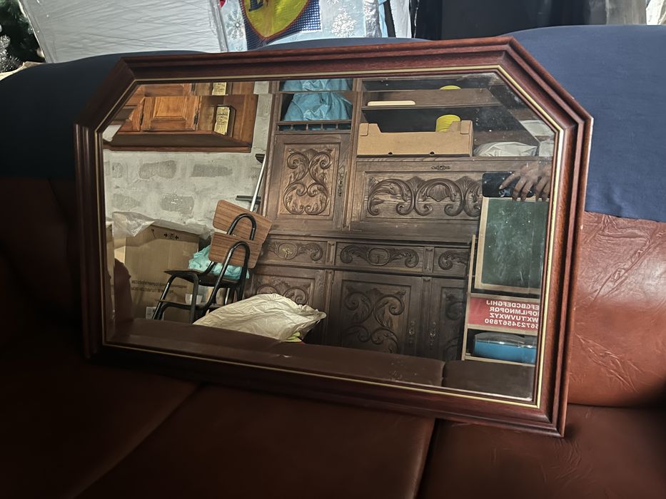 Espelho com rebordo em madeira