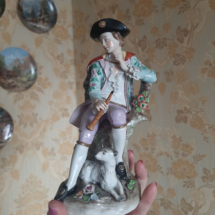 Статуэтка фарфоровая