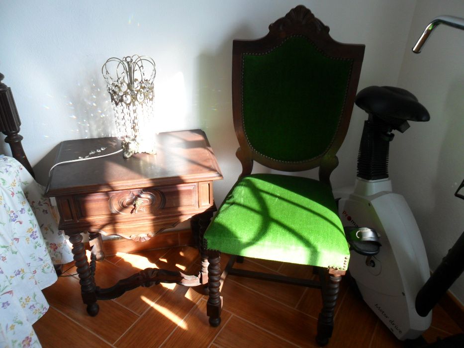 Mobília de quarto antiga e completa em madeira de mogno