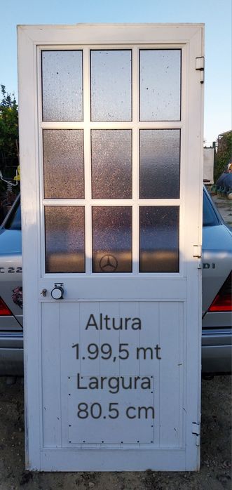 Porta de alumínio com caixilharia.