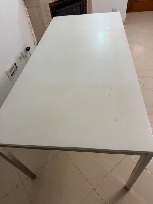 Mesa Retangular Branca com Estrutura Metálica