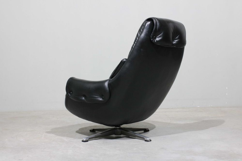 Poltrona + pousa pés em couro