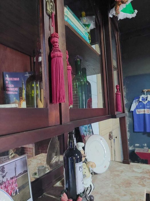 Louceiro de 3 portas em mogno com tampo em pedra Brescia