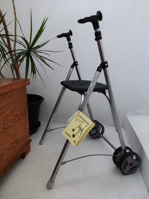 Andarilho ARA KAMALEÓN Forta, c/ assento e rodas duplas. Novo.