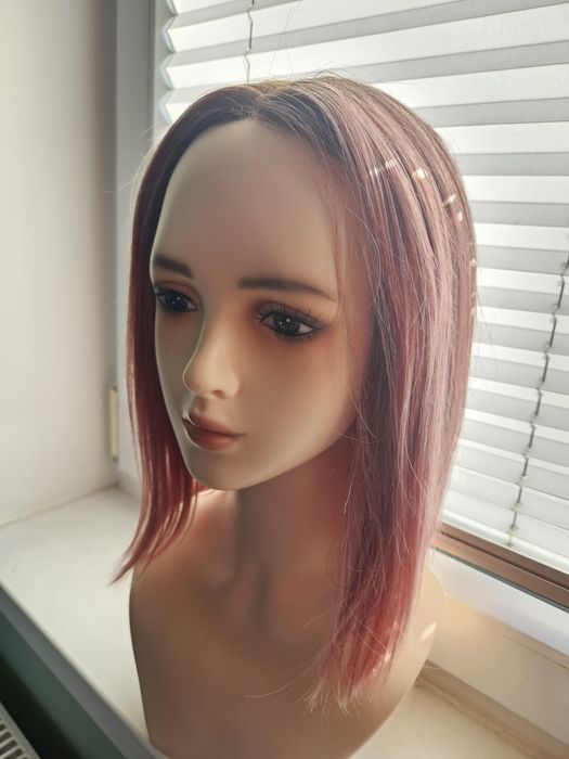 Peruka z włosów naturalnych w kolorze różu