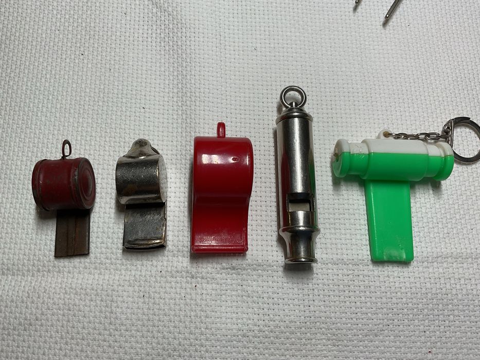 Conjunto de apitos antigos