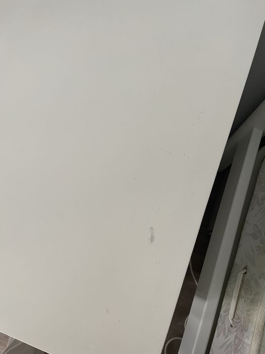 Secretária de cor branca do Ikea