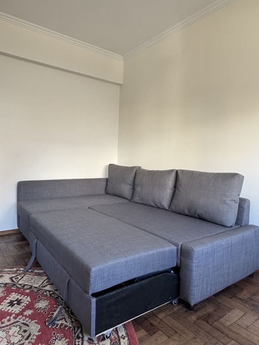 Vendo sofá-cama com baú em ótimo estado de conservação.