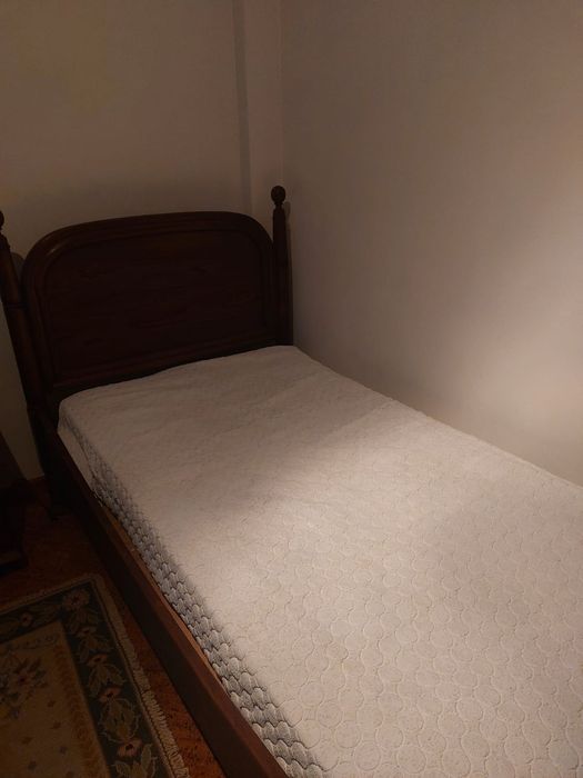 Cama de solteiro de madeira carvalho