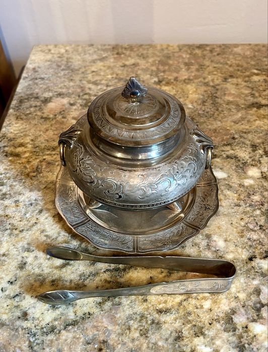 Stara platerowana cukiernica z podstawkiem i szczypcami do cukru