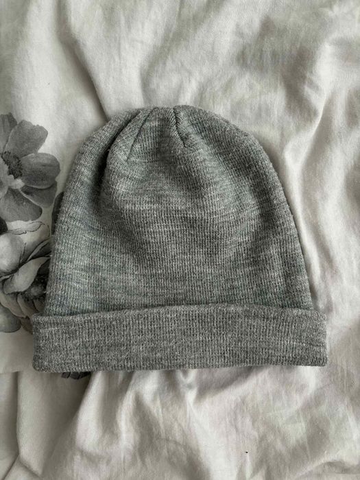 Szara czapka uniwersalna