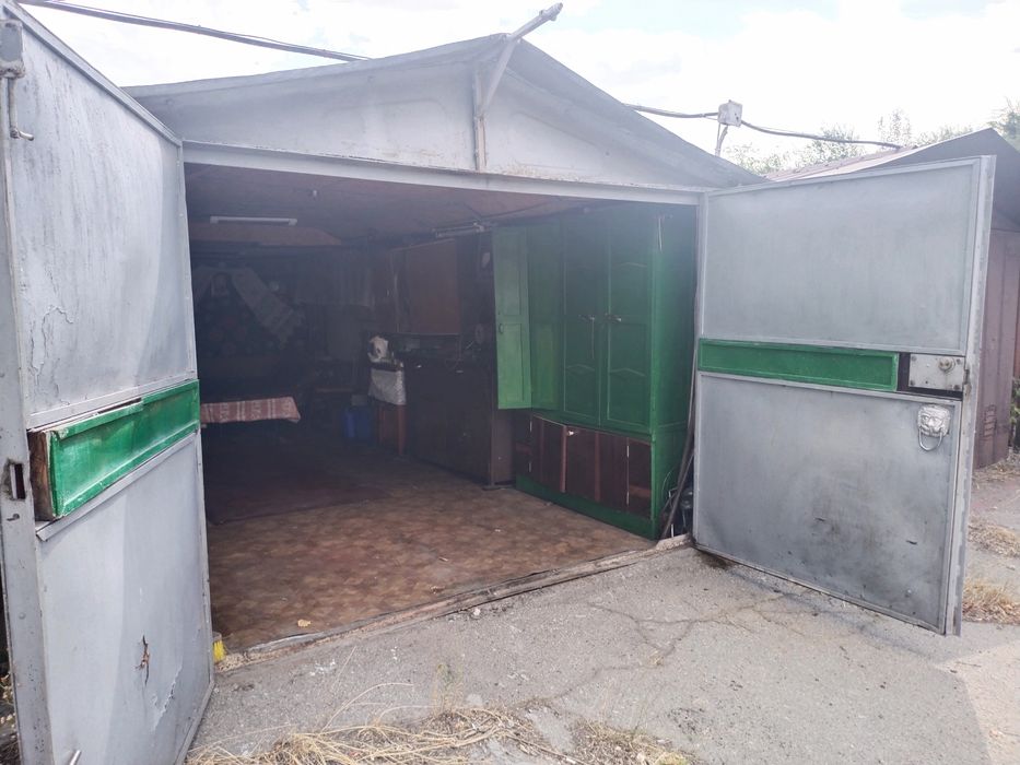 Металлический гараж в охраняемом кооперативе на Истомина