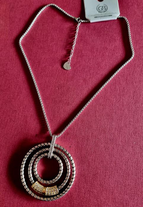Colar prateado, em aço, pingente muito elegante com zirconias.