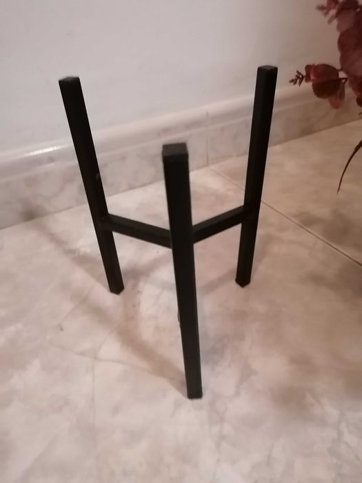 Arranjo de flores artificiais em taça dourada