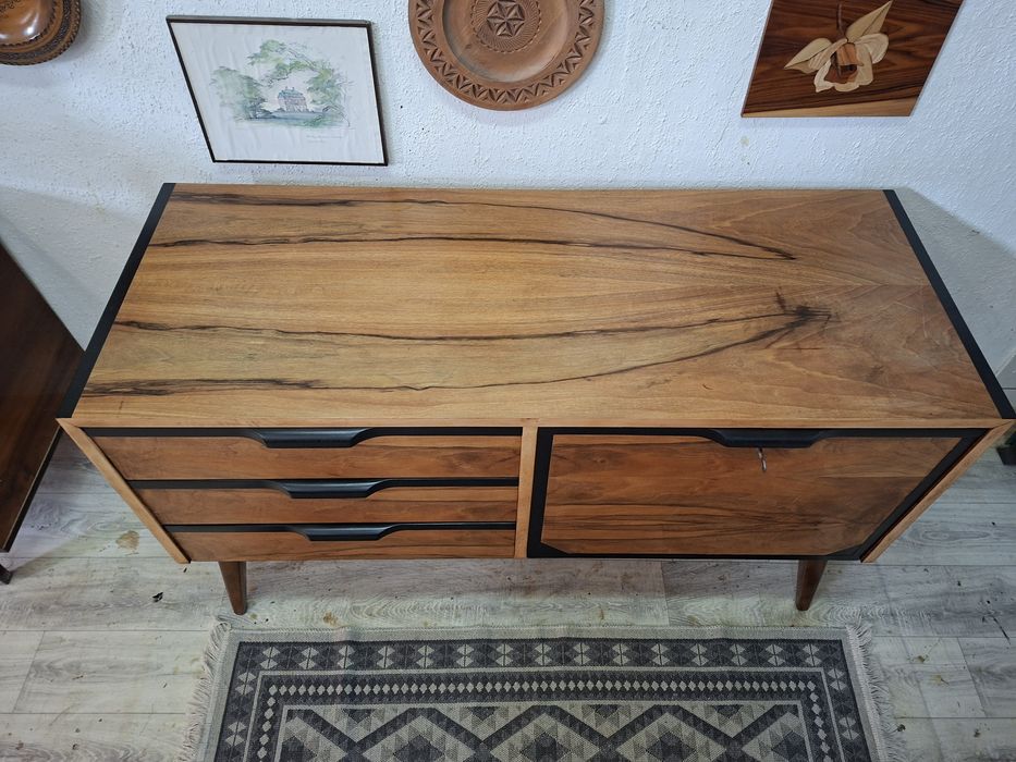 Komoda RTV po renowacji – drewno + czarne akcenty | Mid-Century Modern