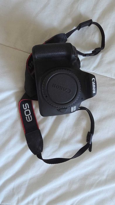 Canon EOS 2000D + 18-55mm + Acessórios – Excelente Estado