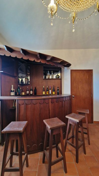 Balcão Bar e Garrafeira (em madeira)