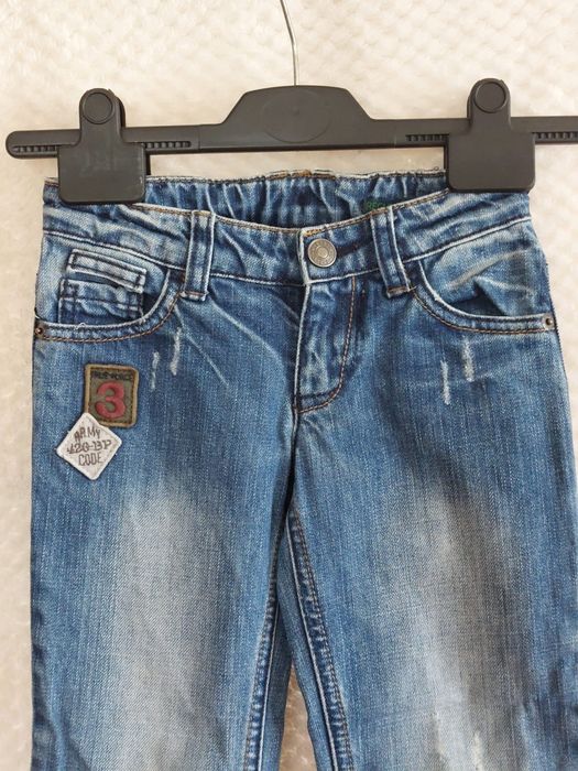 Jeansy z przetarciami. Benetton. 104 cm