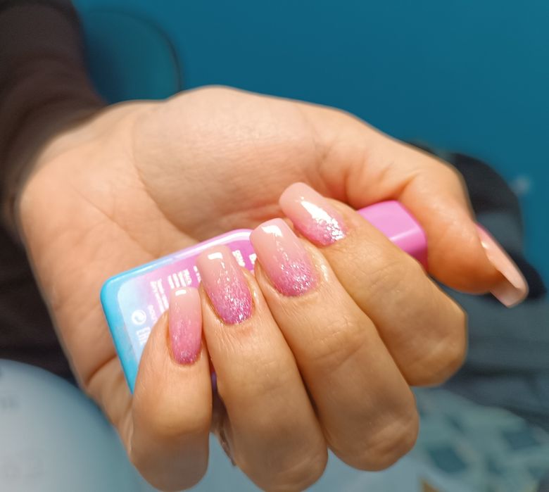 Манікюр, нарощування нігтів, макіяж