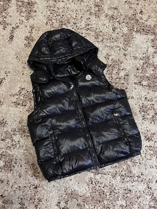 жилетка Moncler.