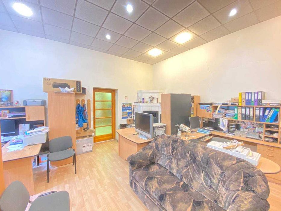 Здається в оренду офісне приміщення в центрі міста з окремим входом