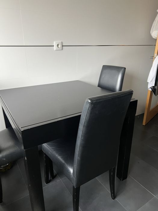 Mesa e 4 cadeiras lacado em preto