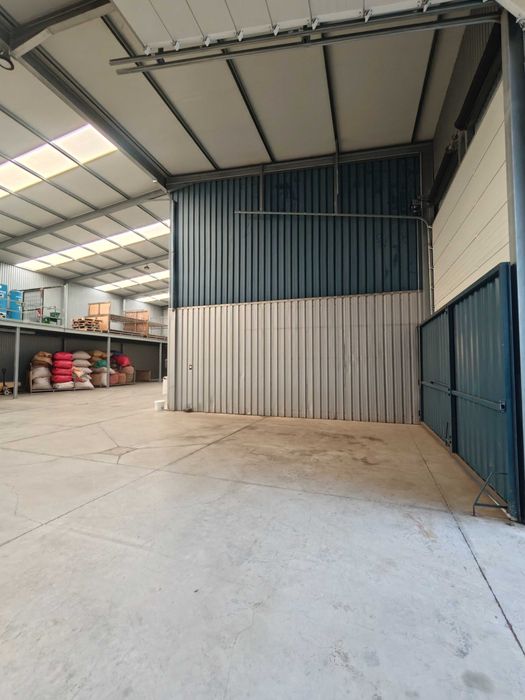 Arrendo espaços m² para autocaravanas, carros, motos, móveis e outros