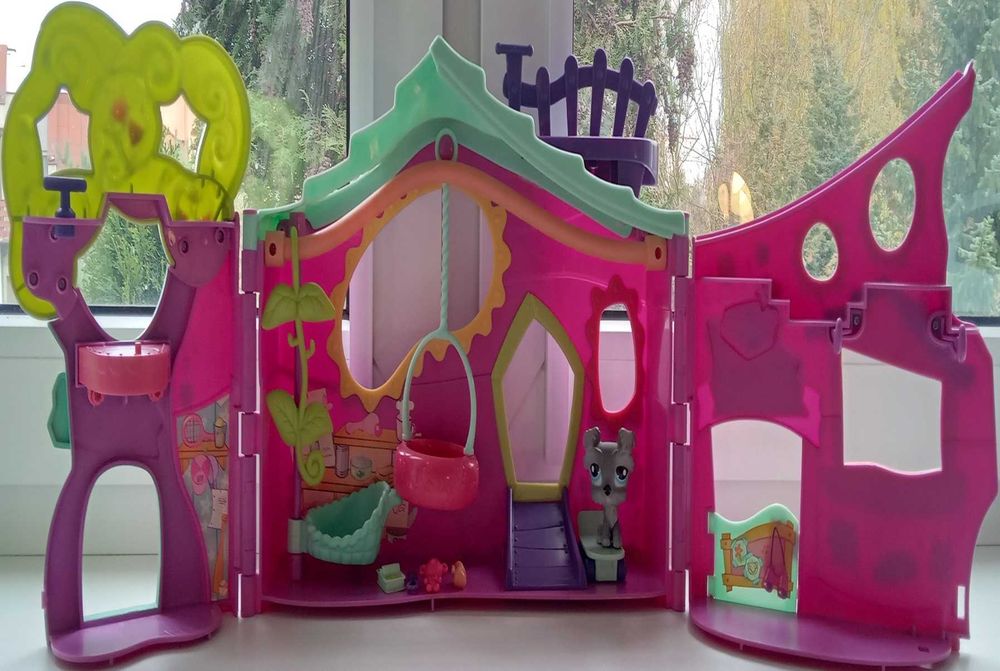 Hasbro Littlest Pet Shop #1393 - Purple Retired Pets Only! Clubhouse