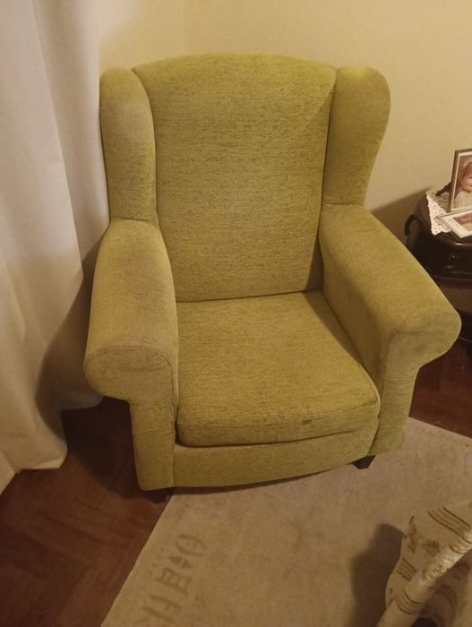 2 sofás poltronas em tecido ( tipo bombazine) verde claro