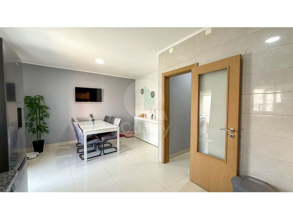 Apartamento T3 convertido em T2 na Verderena