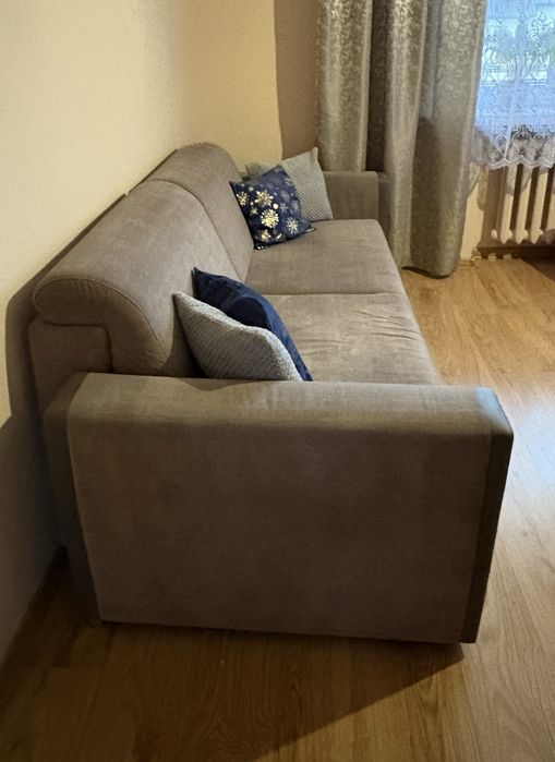 Szara sofa do salonu