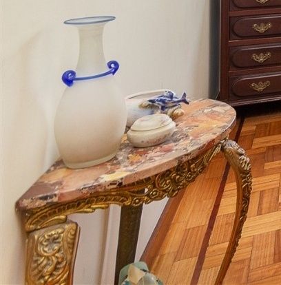 Mesa antiga em metal dourado trabalhado com tampo em marmore