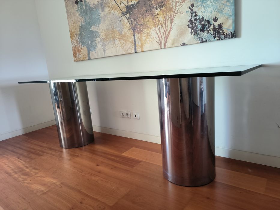 Mesa de vidro com pés redondos em aço