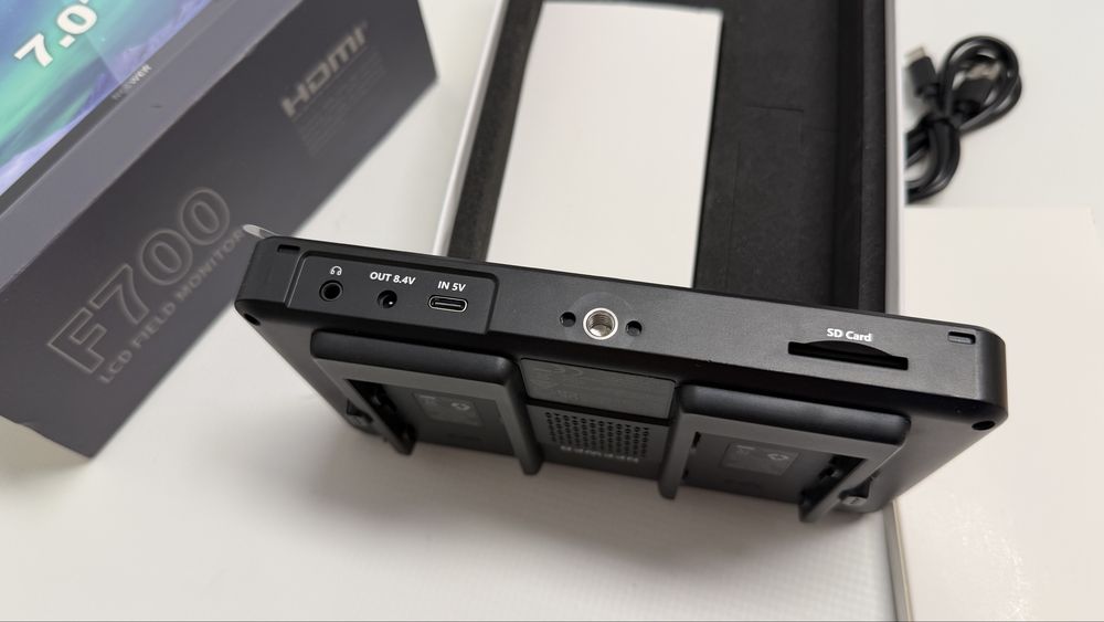 Monitor do kamery + 4 baterie nowe