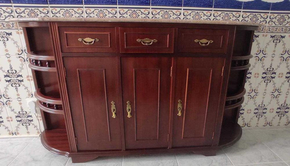 Móvel em madeira de mogno