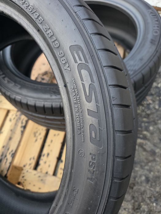 Шини літні пара 225/45r19 Kumho  Ecsta  ps 71