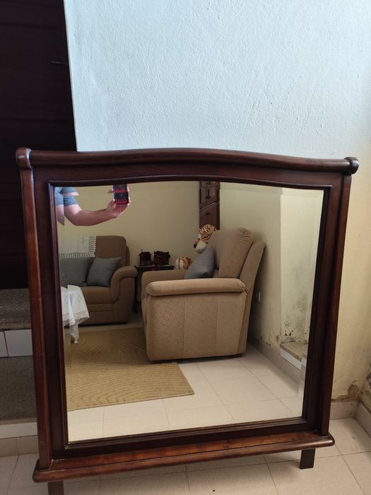 Espelho com moldura em madeira