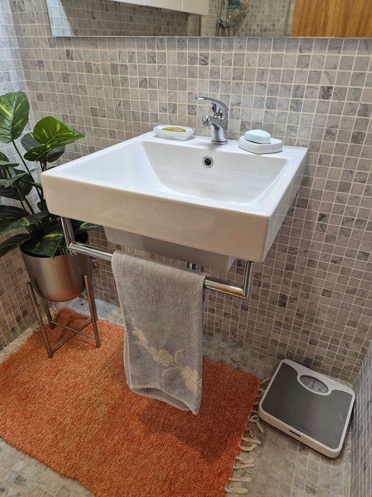 Vendo Lavatório c/torneira,  medidas 50cmx50cm